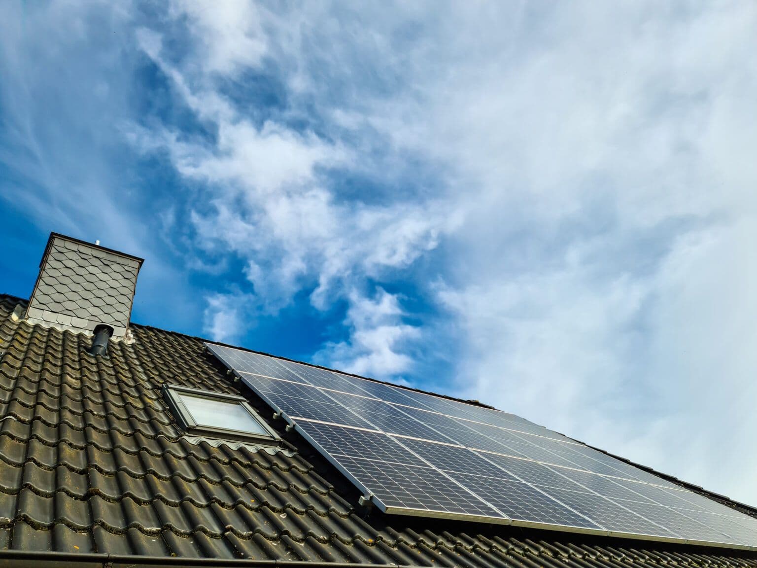 Zonnepanelen op een woningdak