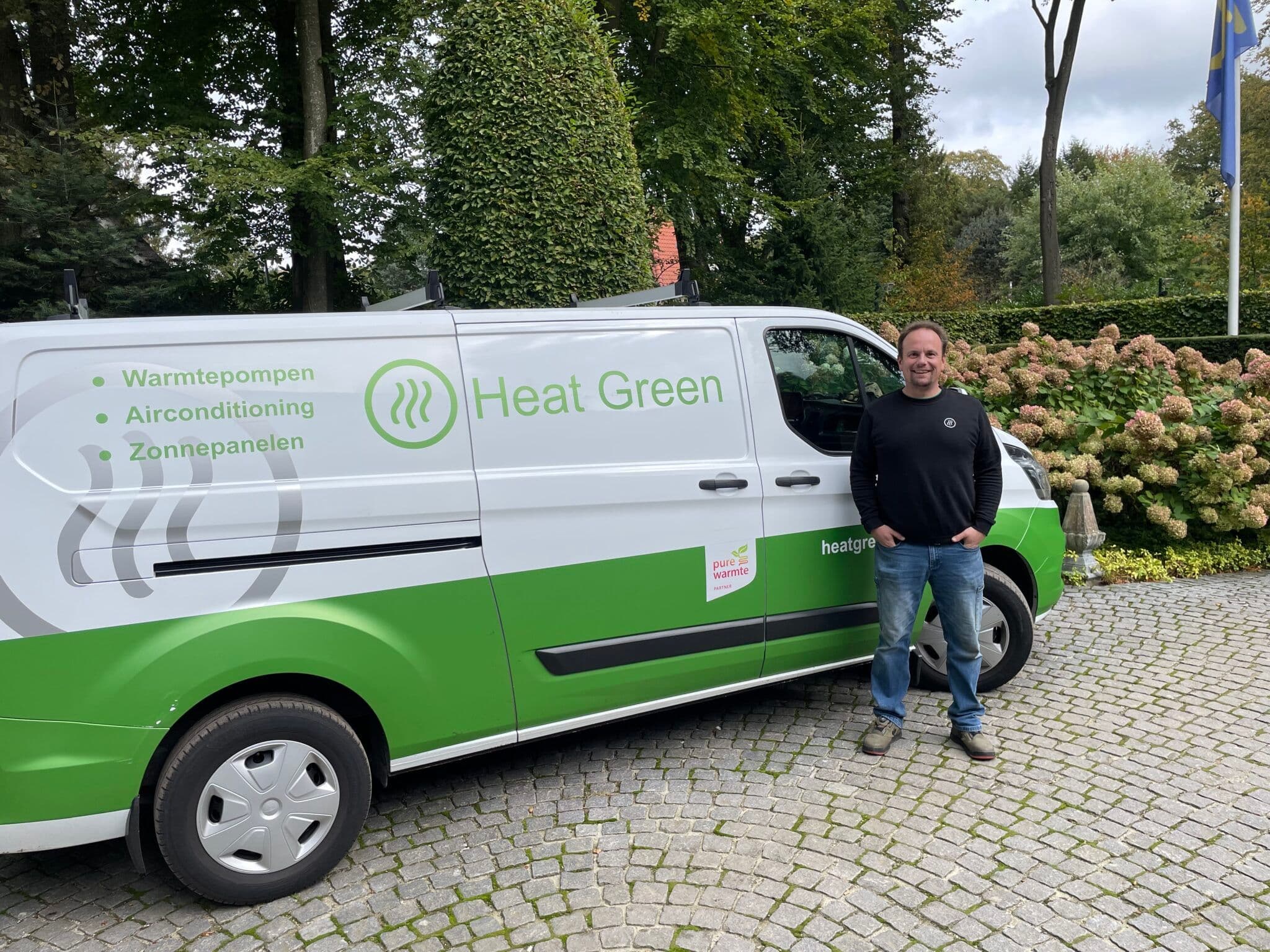HeatGreen monteur bij een warmtepompinstallatie
